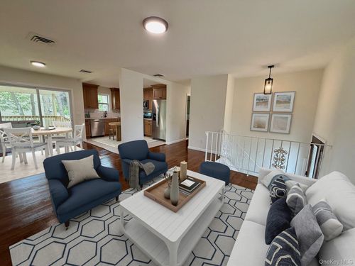 30 Bates St, Islip, NY, 11751-1404 | Card Image