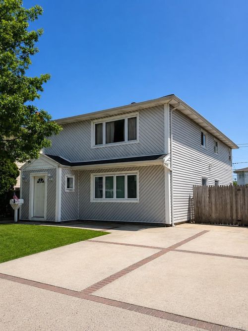 29 Julian Pl, Island Park, NY, 11558-2157 | Card Image