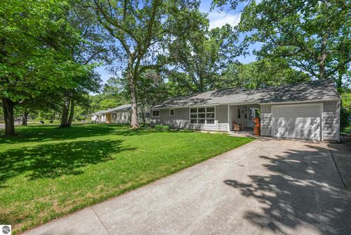 611 Woodland Dr, Traverse City, MI, 49686-3551 | Card Image