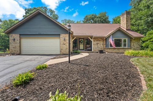 717 Saint Johns Dr, Delafield, WI, 53018-1527 | Card Image
