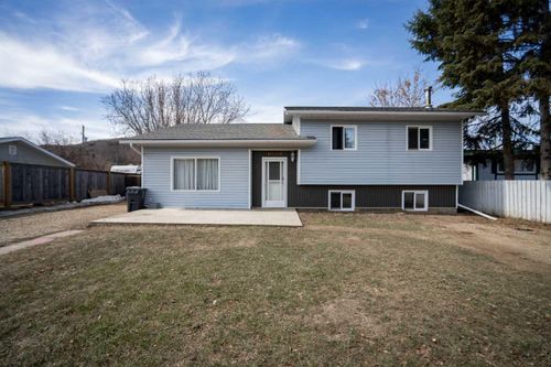 10918 92 St, Peace River, AB, T8S1P4 | Card Image