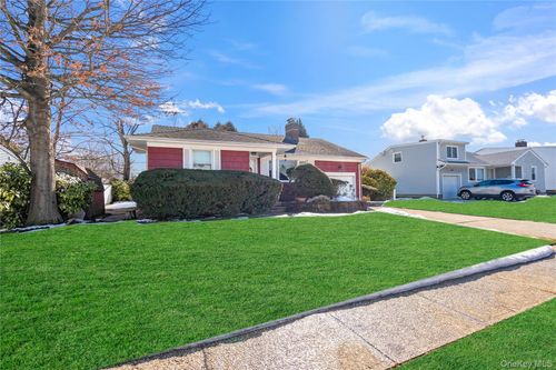 16 Newmarket Rd, Syosset, NY, 11791-6219 | Card Image