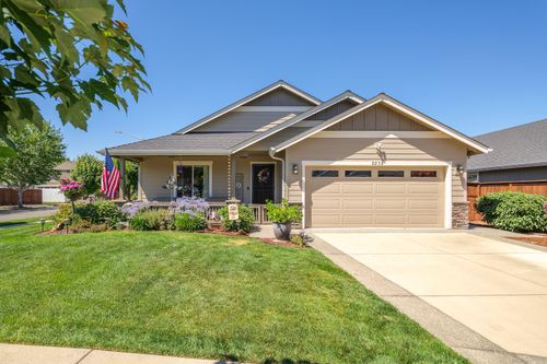 2858 Sw Shimmer Ln, Grants Pass, OR, 97527-6438 | Card Image