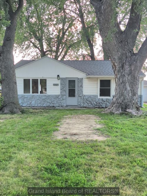 1327 N Cedar Ave, Hastings, NE, 68901-3228 | Card Image