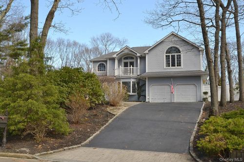 3 Chuck Ct, Port Jefferson, NY, 11777-2104 | Card Image