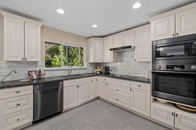912 Seacrest Crt, House other with 6 bedrooms, 3 bathrooms and 3 parking in Port Moody BC | Image 11