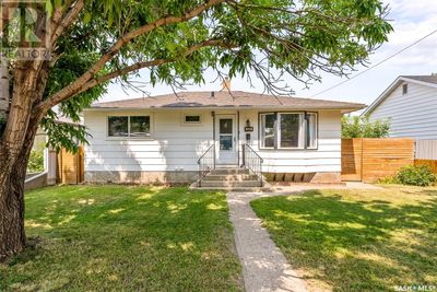 1240 Duffield St W, House other with 2 bedrooms, 2 bathrooms and null parking in Moose Jaw SK | Image 2