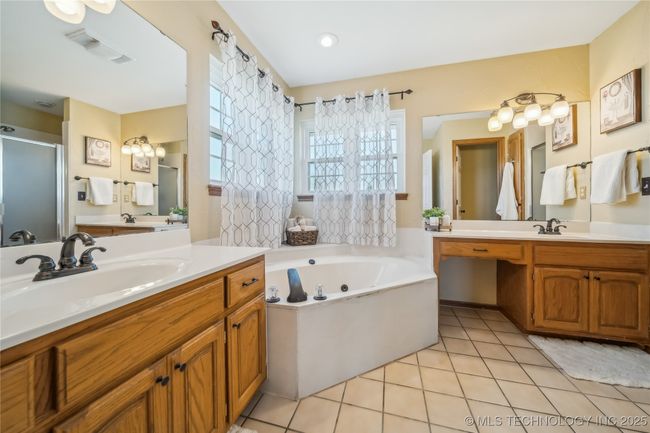 28002 Us 75 Hwy, House other with 4 bedrooms, 4 bathrooms and null parking in Ochelata OK | Image 25