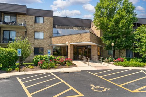 apt-214-5550 Astor Ln, Rolling Meadows, IL, 60008-4180 | Card Image