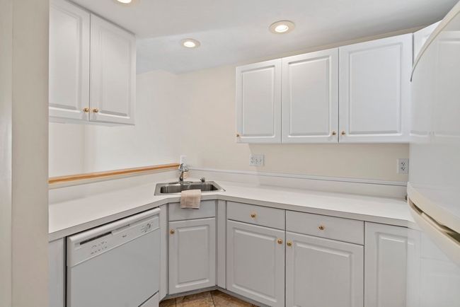 E - 4 Strawberry Ln, Condo with 2 bedrooms, 3 bathrooms and 1 parking in Hudson MA | Image 6