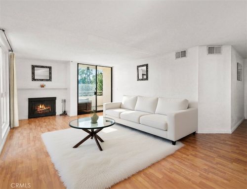 apt-310-911 N Kings Rd, West Hollywood, CA, 90069-4346 | Card Image