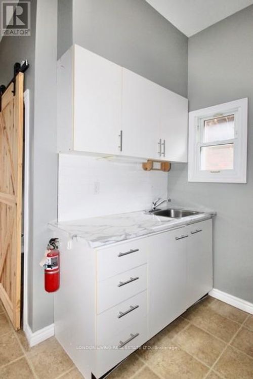 176 Emery St E, London, ON, N6C2E2 | Card Image