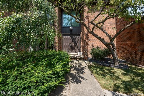 2 Brookwood Ln, Dearborn, MI, 48120-1302 | Card Image