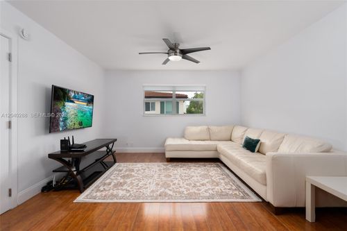 206-611 Ne 14th Ave, Fort Lauderdale, FL, 33304-2812 | Card Image