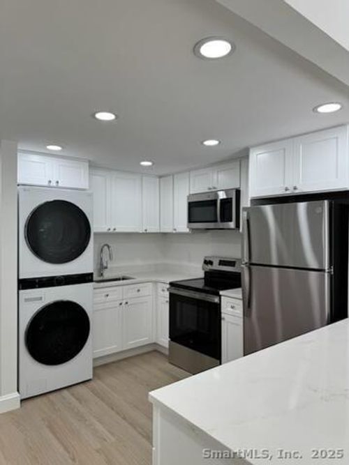 apt-h-38a Putnam Grn, Greenwich, CT, 06830-6025 | Card Image