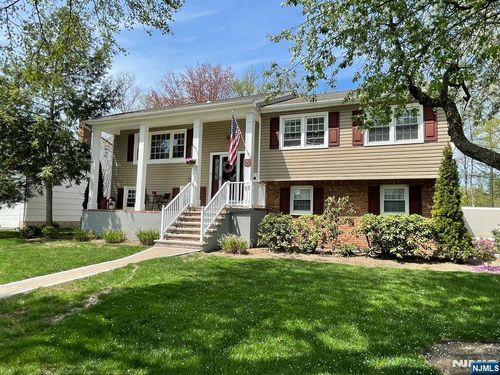 21 Laurel Ct, Paramus, NJ, 07652-4321 | Card Image