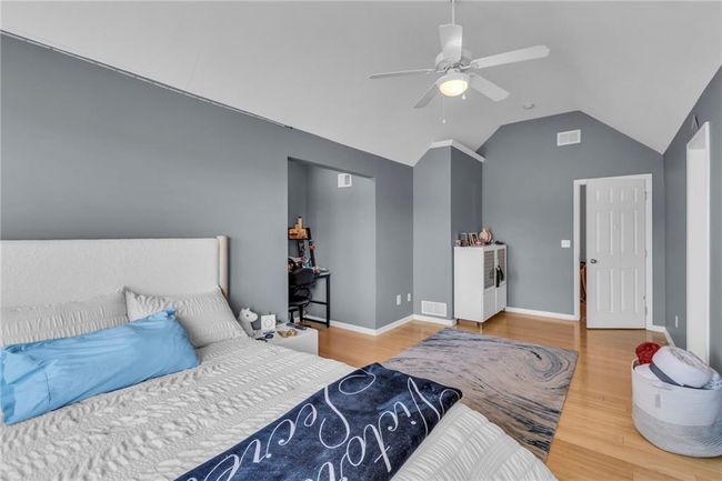 HUGE oversized bedroom | Image 31