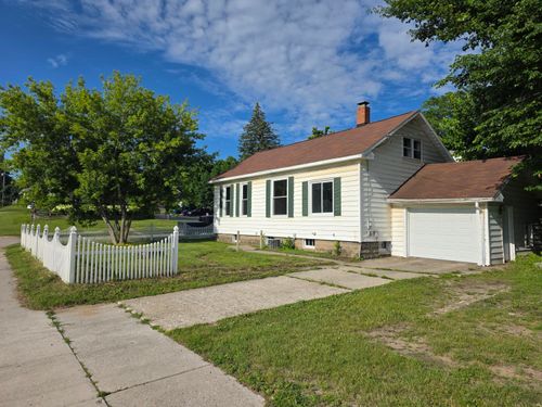 328 4th St, Manistee, MI, 49660-2932 | Card Image