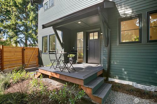 10421 41st Ave Sw, Seattle, WA, 98146-1112 | Card Image