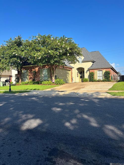 8946 Fox Gate Dr, Baton Rouge, LA, 70809-5242 | Card Image