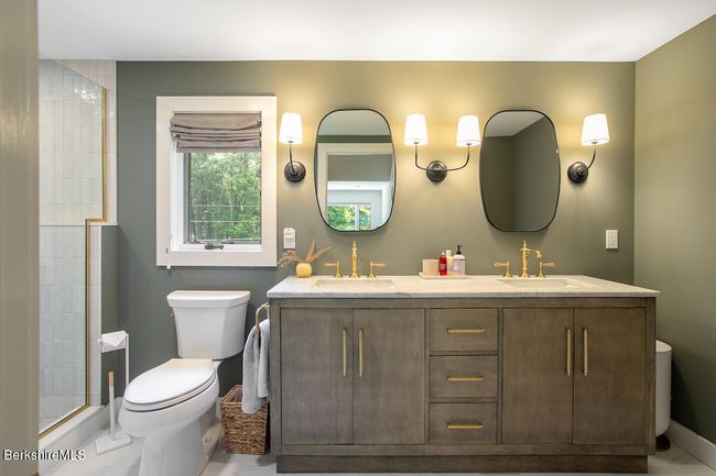 Primary en suite bathroom | Image 26