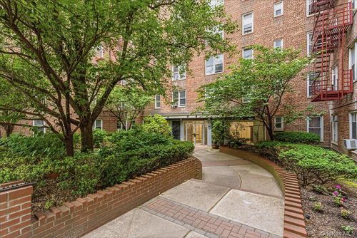 4c-62-59 108th St, Forest Hills, NY, 11375-1313 | Card Image