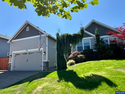 1028 Jaysie Dr, Silverton, OR, 97381-8760 | Card Image