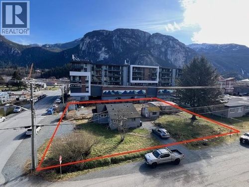 1358-1362 1366 Main St, Squamish, BC, V8B0R2 | Card Image