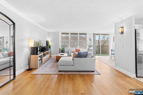 100 Grand Cove Way, Edgewater, NJ, 07020-7217 | Card Image