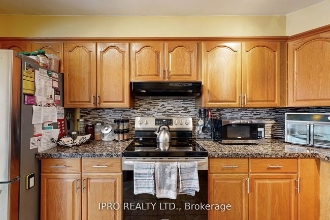 238 Royal Salisbury Way, House attached with 3 bedrooms, 2 bathrooms and 3 parking in Brampton ON | Image 8