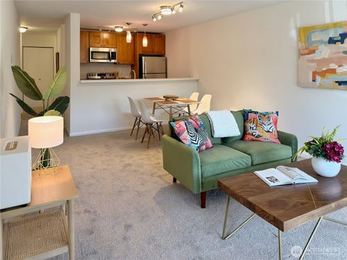 b202-5834 Ne 75th St, Seattle, WA, 98115-8120 | Card Image