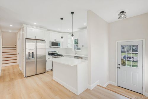 17 Riverside St, Amityville, NY, 11701-3544 | Card Image