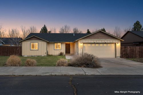 2215 Sw Stonehedge Ct, Redmond, OR, 97756-7017 | Card Image