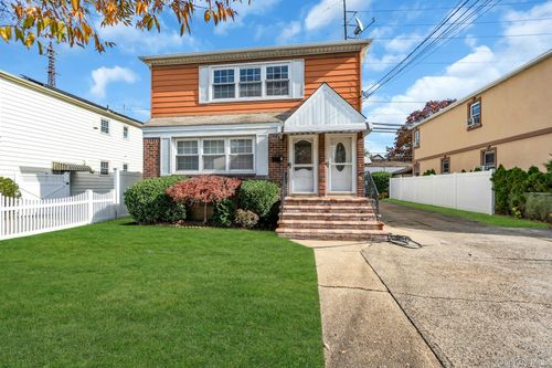 21 Cochran Pl, Valley Stream, NY, 11581-1847 | Card Image