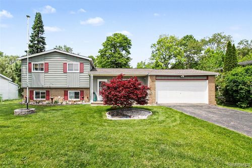 829 Holly Bush Dr, Holly, MI, 48442-1371 | Card Image