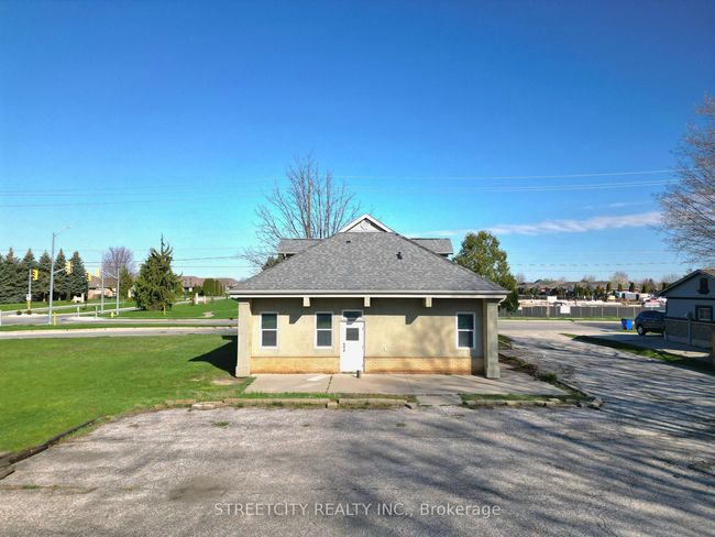 596 Mcnaughton Ave W, Home with 0 bedrooms, 4 bathrooms and 8 parking in Chatham ON | Image 5