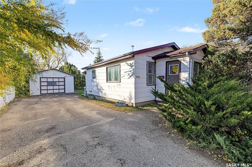 929 Hall Street W, Moose Jaw, SK, S6H2S3 | Card Image