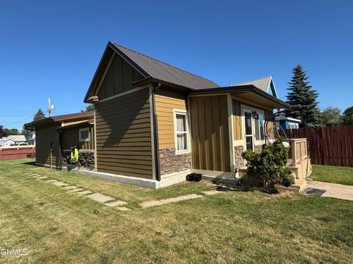 423 5th Ave W, Williston, ND, 58801-5009 | Card Image