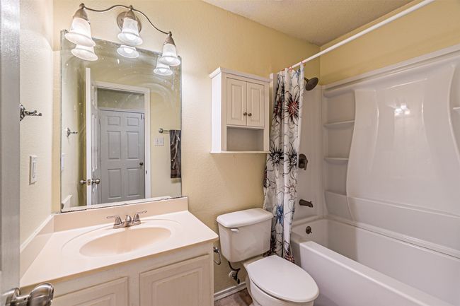 Hall bathroom | Image 17