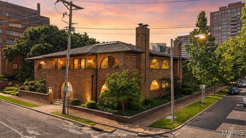 8030 Pershing Ave, Saint Louis, MO, 63105-3723 | Card Image