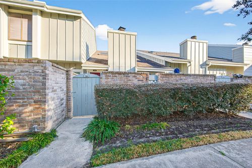 7082 Greenway Chase St, Houston, TX, 77072-2147 | Card Image