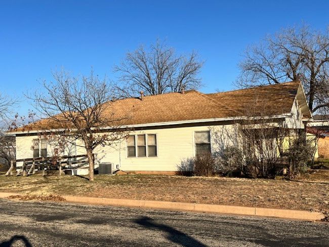 2711 Avenue V, House other with 3 bedrooms, 2 bathrooms and 3 parking in Snyder TX | Image 5