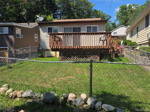 6316 Oakdale Dr, Brighton, MI, 48116-9528 | Card Image