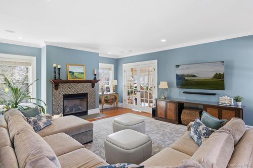 5 Woodcock Ln, Remsenburg, NY, 11960-2064 | Card Image