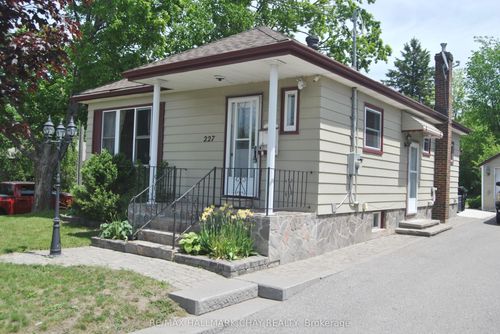 227 Duckworth St, Barrie, ON, L4M3W8 | Card Image