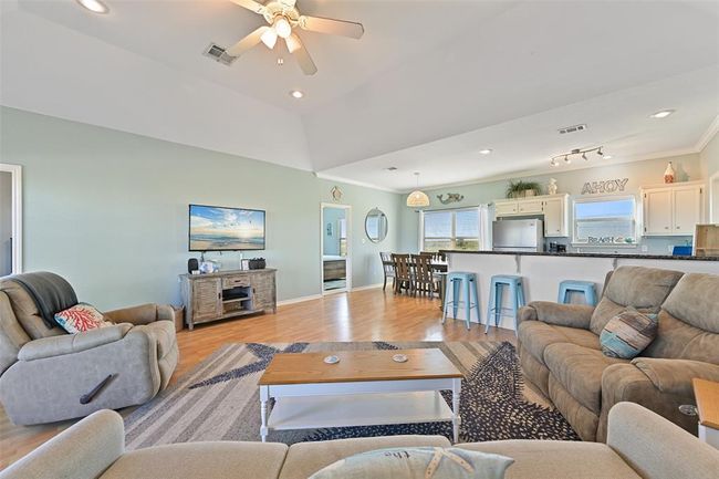 3233 Castle Dr, House other with 3 bedrooms, 2 bathrooms and 1 parking in Crystal Beach TX | Image 7