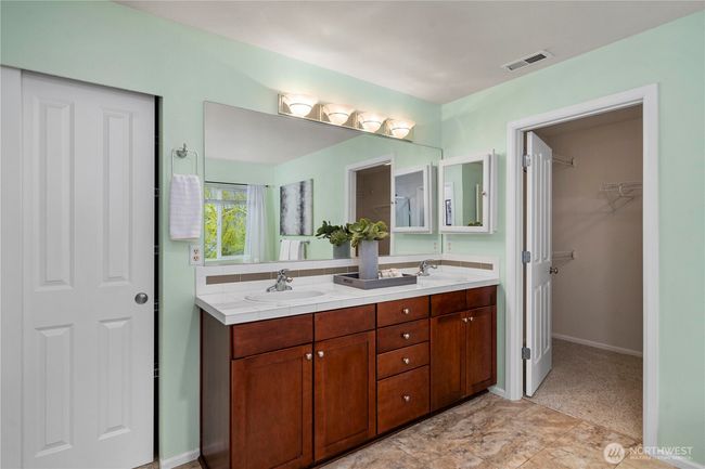Primary ensuite w/ large walk-in closet | Image 25