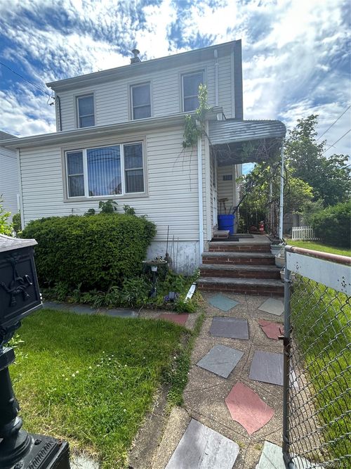 114 Elmwood St, Valley Stream, NY, 11581-1822 | Card Image