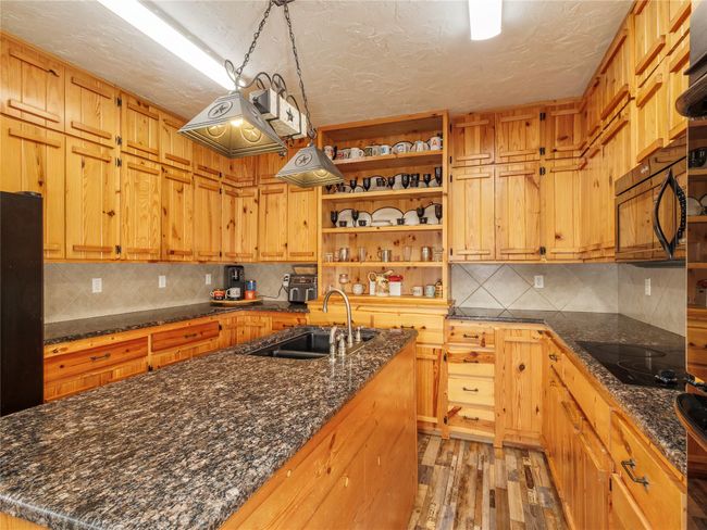Lots of storage and counter space | Image 9