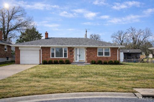 10714 Winthrop Ct, Saint Louis, MO, 63123-6011 | Card Image